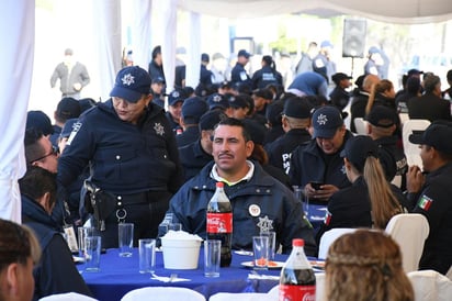 Fue en punto de las 10:00 horas que las autoridades ofrecieron un desayuno a los elementos de Seguridad Pública y Tránsito Municipal, además de que llevaron a cabo una rifa de artículos domésticos. (FERNANDO COMPEÁN)