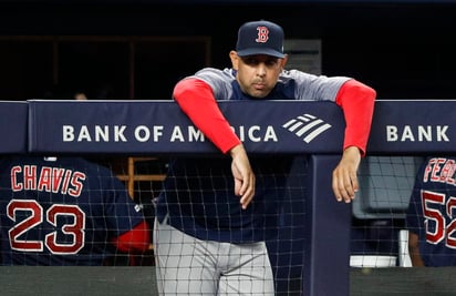 El puertorriqueño, quien formó parte de los Astros en ese 2017 y que posteriormente fue nombrado mánager de Boston con los que se coronó en 2018, dejó el cargo con los patirrojos. (ARCHIVO)