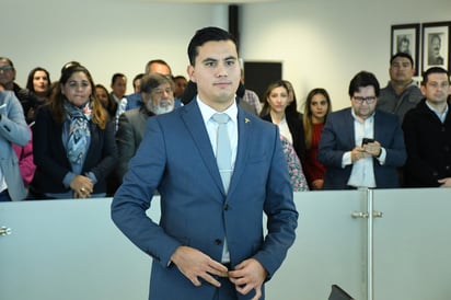 Jorge Zermeño tomó protesta este martes al nuevo director de Desarrollo Social, César Humberto De la Garza Adriano. (FERNANDO COMPEÁN)