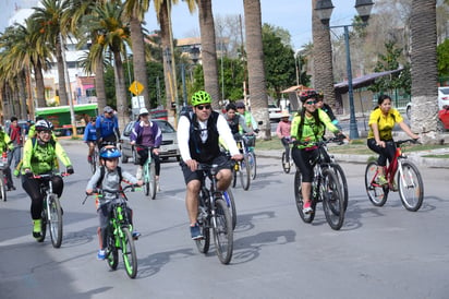 Familias enteras pueden participar en esta rodada a modo de paseo y a velocidad controlada. (ARCHIVO) 