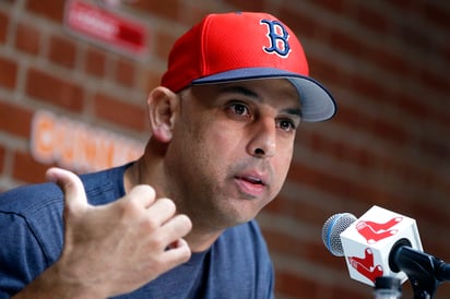 Alex Cora era coach de banca de los Astros en 2017, año en el que Houston elaboró un sistema para robar señales. (ARCHIVO) 