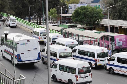 La unidad circulaba sobre la carretera México-Cuautla a la altura de la parada de los autobuses Cardenal. Se reportaron tres personas muertas y otra más herida. (ARCHIVO)