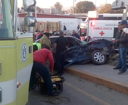 El personal del departamento de Bomberos utilizó equipo hidráulico para liberar a las mujeres. (EL SIGLO DE TORREÓN)