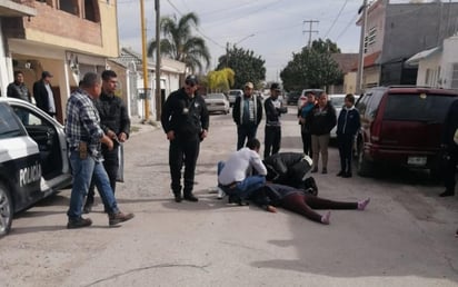 Elementos de la Policía Municipal acudieron al lugar. (EL SIGLO DE TORREÓN)