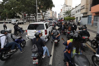 Los civiles atacaron con palos y piedras las camionetas en la que se desplazaba una comitiva de legisladores opositores. (EFE)