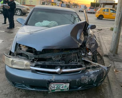 Hasta el lugar arribaron agentes de peritos del Tribunal de Justicia Municipal, donde localizaron un vehículo del marca Nissan línea Altima en color azul con el frente izquierdo destrozado, sin embargo, no lograron ubicar al conductor.
(EL SIGLO DE TORREÓN)