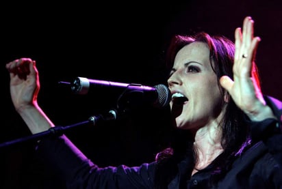 Dolores O’Riordan, quien formó parte de dicha banda desde el 1990, y quien también gozó de un proyecto solista, tuvo una sorpresiva muerte hace dos años debido a un trágico accidente donde, luego de consumir una cantidad excesiva de alcohol, se ahogó en una bañera de hotel, quedándose dormida. (ARCHIVO) 