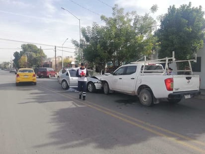 Conductor provoca doble accidente en la colonia Las Margaritas; hay un hombre lesionado. (EL SIGLO DE TORREÓN)