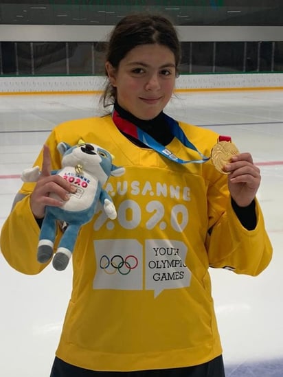 La mexicana Luis Wilson ganó la primer medalla para México en unos Juegos Invernales, al ganar el oro en hockey sobre hielo con un equipo compuesto por jugadoras de diferentes países. (CORTESÍA)