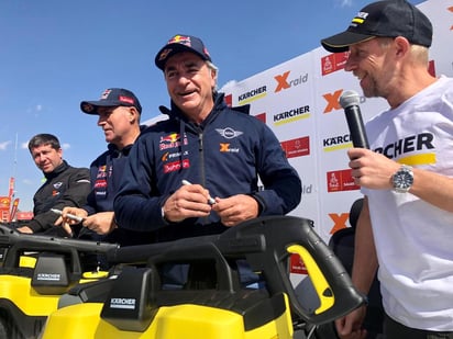 Carlos Sainz (c) sacó una importante ventaja sobre sus más cercanos perseguidores, a falta de dos etapas para que acabe la carrera. (ARCHIVO) 