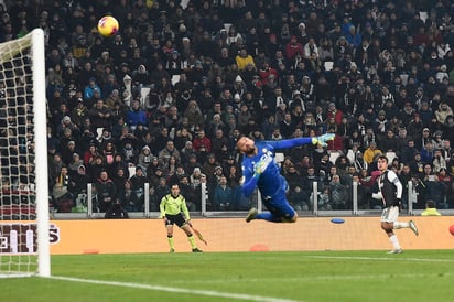 Paulo Dybala (d) marca un golazo en la paliza de la Juventus 4-0 sobre Udinese, en los octavos de final de la Copa Italia. (AP)