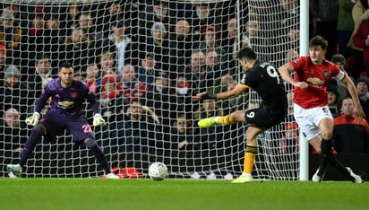 Raúl Jiménez estuvo cerca de abrir el marcador, pero su disparo de pierna zurda fue directo a las manos del arquero Sergio Romero. (EFE)