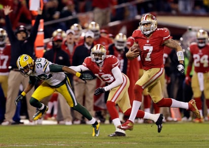 En la ronda divisional de la temporada 2012-13, Colin Kaepernick (7) logró 181 yardas terrestres y anotó en un par de ocasiones ante Green Bay. (ARCHIVO)