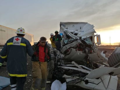 Joven trailero termina prensado tras choque en la Torreón-Saltillo; se impactó contra otro tráiler. (EL SIGLO DE TORREÓN)