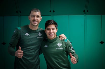 Guido Rodríguez (i) y Diego Lainez, ambos exjugadores del América, ahora se reencuentran en el Betis. (CORTESÍA) 