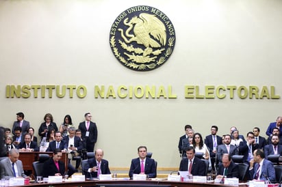 El titular del Órgano Interno de Control del Instituto Nacional Electoral (INE), Jesús George Zamora, anunció el inicio de investigaciones para determinar si los consejeros no incurrieron en probables violaciones constitucionales e incluso en daño patrimonial, con su determinación de ganar más salario que el Presidente. (ARCHIVO)