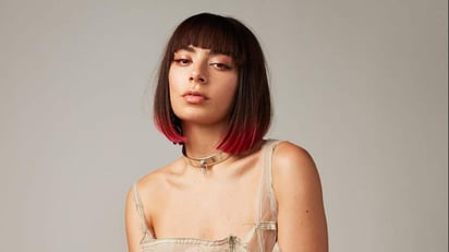 La cantante y compositora inglesa, Charlotte Emma Aitchison, mejor conocida como Charli XCX, estará de regreso en la Ciudad de México como parte de la gira promocional de su más reciente álbum, Charli, su tercer material discográfico. (ESPECIAL)