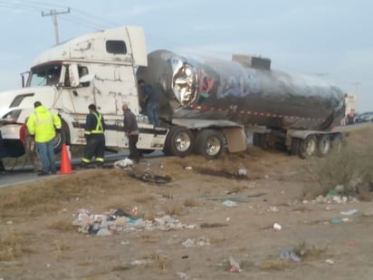 Trailero dormita y vuelca en San Pedro; el hombre resultó ileso. (EL SIGLO DE TORREÓN)