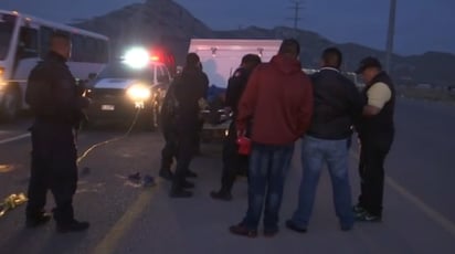 Fue en las primeras horas de este jueves cuando se reportó a un hombre sobre la carretera, el cual fue encontrado sin signos vitales. (EL SIGLO DE TORREÓN)