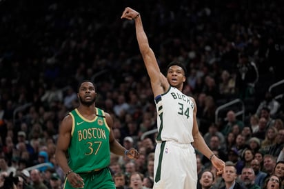 El jugador de los Bucks de Milwaukee realizando un tiro en el duelo ante los Celtics de Boston. (AP)