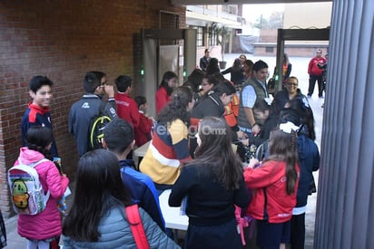 Medidas como detectores de metales, así como mochilas trasparentes y sin ellas, fue como regresaron los estudiantes a clases por recomendación de los expertos. (FERNANDO COMPEÁN)