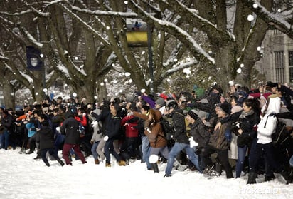 La caída de nieve excesiva tuvo que posponer este evento anual universitario. (INTERNET)