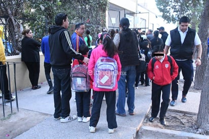 Padres de familia sugirieron como medida de seguridad que los alumnos llevaran sus materiales de estudios en una mochila transparente. (FERNANDO COMPEÁN)