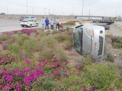 La tarde de este viernes se suscitó una volcadura en la carretera Torreón - San Pedro, metros antes de llegar al periférico Raúl López Sánchez, a la altura de una conocida plaza comercial.  (EL SIGLO DE TORREÓN)