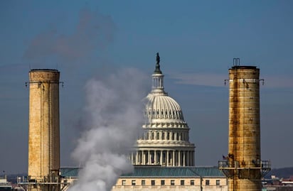 Un tribunal federal de apelaciones de Estados Unidos desestimó el viernes una demanda presentada por 21 jóvenes contra la política climática de Trump. (ARCHIVO) 