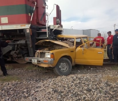 El joven trató de ganarle el paso al tren, pero la pesada máquina lo impactó y quedó prensado en la camioneta que conducía.