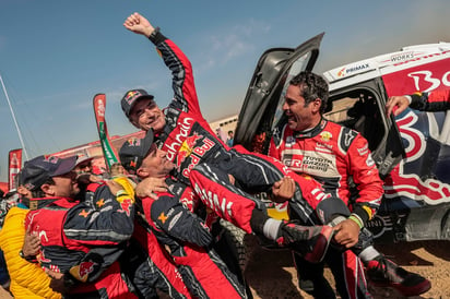 Carlos Sainz (c) celebra tras imponerse a Nasser Al-Attyiah y a Stepane Peterhansel. (AP)