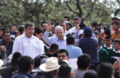 
El presidente de la República agradeció a mujeres y hombres que participaron en la construcción del camino y comentó que es un ejemplo para que otros aprendan 'cómo deben de hacer las cosas. Es un: tengan para que aprendan'. (NOTIMEX)