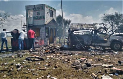 Lo anterior luego de que la tarde de ayer fueron localizadas dos camionetas, tipo redilas, ambas siniestradas y una de ellas calcinada, donde se encontraron cinco cuerpos en cada una; cinco de ellos totalmente calcinados. (ESPECIAL)