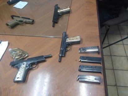 Tras reportar disparos en Residencial Senderos, elementos de seguridad arrestan a tres hombres y decomisan tres armas cortas. (EL SIGLO DE TORREÓN)