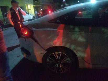 Una mujer lesionada y daños por 50 mil pesos dejó un accidente registrado a las 3:30 de la madrugada del domingo sobre el periférico de Torreón a la altura del Fraccionamiento Viñedos. (EL SIGLO DE TORREÓN)