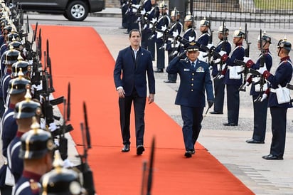 El líder venezolano caminó hacia el palacio por una alfombra roja en la que la Guardia Presidencial le hizo calle de honor, para luego iniciar la reunión a puerta cerrada con Duque. (EFE) 