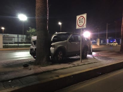 Choca contra palma y abandona vehículo; el accidente sucedió durante la madrugada del domingo. (EL SIGLO DE TORREÓN)