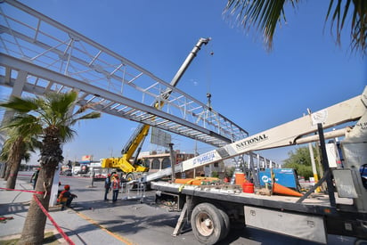 El pasado sábado se colocó un puente peatonal generando desorden y molestias por parte de los conductores que circulaban por ahí. (EL SIGLO DE TORREÓN)