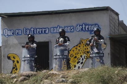 Hoy cientos de migrantes comenzaron a cruzar el Río Suchiate en la frontera sur de México con Guatemala, y lanzaron rocas a elementos de la Guardia Nacional (GN), quienes trataban de replegarlos. (EFE)