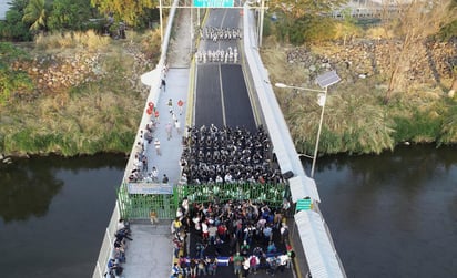 El gobierno federal a través del INM reiteró que la estancia de migrantes en México está condicionada a que cumplan la ley que obliga a una migración ordinaria. (EFE)