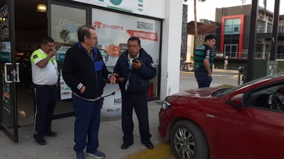 Choca contra tienda y huye de hospital al que fue trasladada. (EL SIGLO DE TORREÓN)