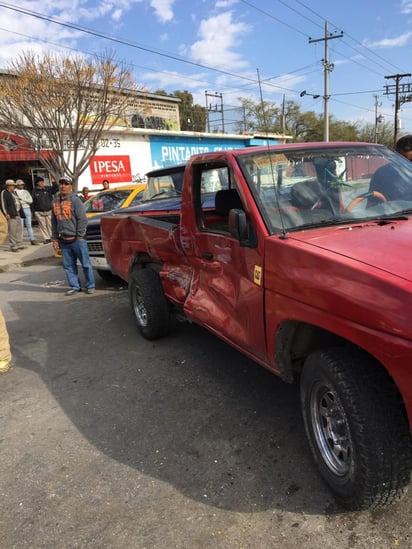 Carambola deja una mujer lesionada en cruce de Torreón; en el accidente participaron tres unidades. (EL SIGLO DE TORREÓN)