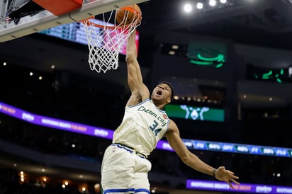 Giannis Antetokounmpo metió 18 puntos, bajó 14 rebotes y repartió 10 asistencias en la victoria de Bucks 111-98 sobre Chicago. (AP)