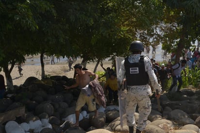 Los miembros de la Caravana Migrante ingresaron al país a pie por el río Suchiate, en el sur del país. (NOTIMEX)