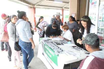 Salud Municipal colocó un módulo de información y atención para la ciudadanía en el Mercado de Abastos Benito Juárez. (EL SIGLO DE TORREÓN)