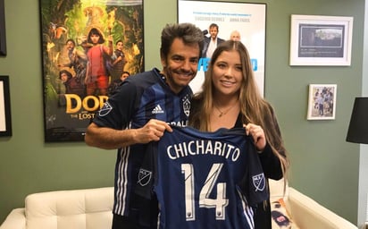 Eugenio Derbez destacó el talento y la inspiración que ha brindado el futbolista Javier Hernández a los mexicanos con el éxito que ha tenido en Europa. (ESPECIAL)