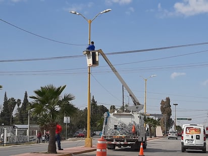 El año pasado la empresa surtió solo dos veces luminarias y el Municipio tuvo que gastar aparte. (EL SIGLO DE TORREÓN) 