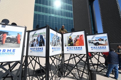 La galería fotográfica del Primer Informe de Resultados de Jorge Zermeño estará ahora frente a Presidencia Municipal. (FERNANDO COMPEÁN)