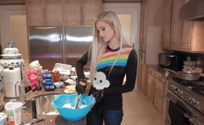 Paris Hilton ha emprendido un nuevo capítulo en su carrera al presentar el primer capítulo del programa 'Cooking with Paris', una nueva sección en su canal de Youtube, en el cual tiene más de 290 mil suscriptores. (ESPECIAL)