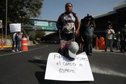 El funcionario criticó que los padres bloquearan el acceso al AICM la tarde de este miércoles para exigir que les apliquen las quimioterapias a sus hijos, ante el retraso del tratamiento por la falta de vincristina. (EFE)